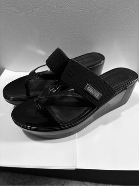 Kenneth Cole Reaction Black Patent Wedge Thong Sandals with elastic band